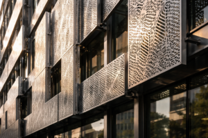 Cum afectează panourile metalice traforate structura clădirilor?