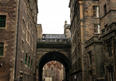 Cum să vinzi tururi ghidate pentru grupuri școlare și corporative