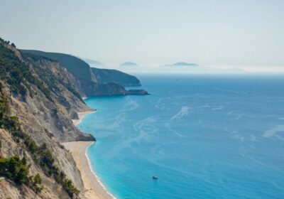 Cele mai frumoase plaje ascunse din Grecia: Top 10 locuri unde poți evita aglomerația de vară